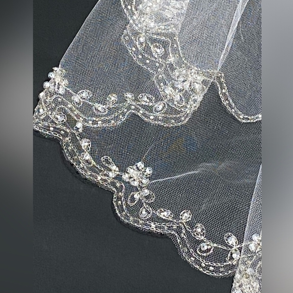 David's Bridal Elegant White Veil with Beaded Trim - Picture 4 of 5
